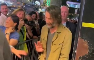 基努·里维斯老了不少，胡子都白了，走路慢吞吞的，差点没认出来
