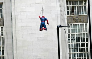 《蜘蛛侠4》要炸了！绿巨人都来了，还直接躺担架，萨蒂·辛克和神秘新人也现身了